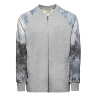 jjorKARL SWEAT ZIP ist ein bequemer Kapuzenpullover mit angesagtem Print auf de